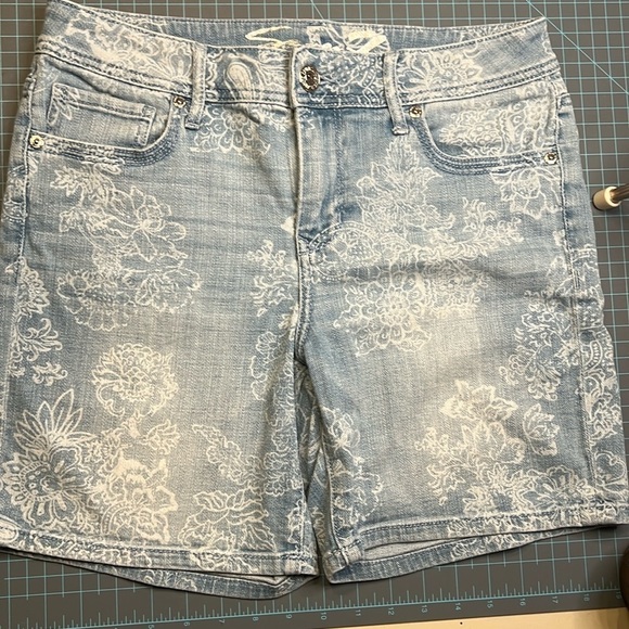 Seven7 Pants - SEVEN7 Denim Floral Blue Jean Shorts Women’s (Sz 8)